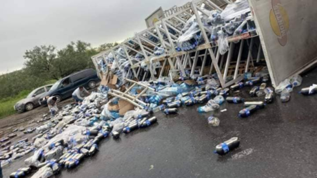 Tráiler vuelca rumbo a Monclova y desata la sed de los transeúntes