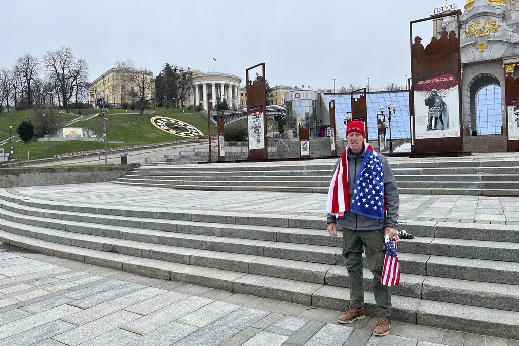 Esta fotografía proporcionada por Hédi Aouidj muestra a Ryan Routh, sospechoso del aparente intento de asesinato del candidato presidencial republicano y expresidente Donald Trump, en Maidan, Ucrania, el 10 de abril de 2024. (Foto, Hédi Aouidj vía AP)