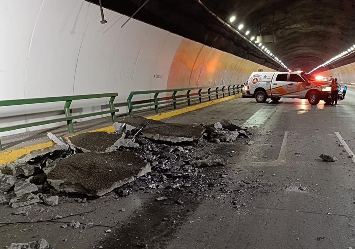 Una unidad de Protección Civil de Nuevo León abandera el lugar donde hay daños estructurales en el Túnel de la Loma Larga. Foto: Facebook Gobierno de Monterrey