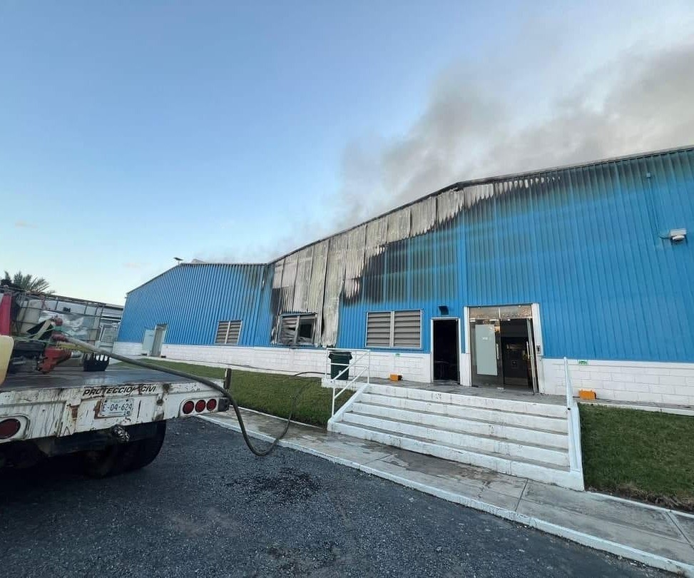 Fábrica de Montemorelos tras ser consumida por el incendio. Foto: Protección Civil de Nuevo León.