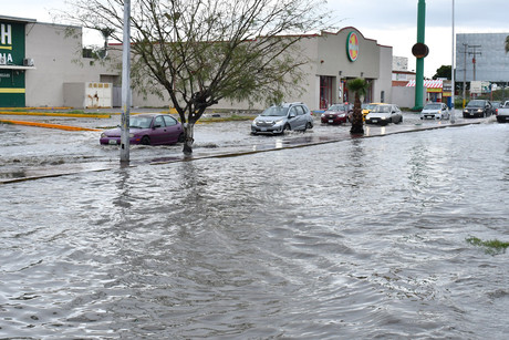 Siguen lluvias intensas en  Torreón; autoridades piden extremar precauciones