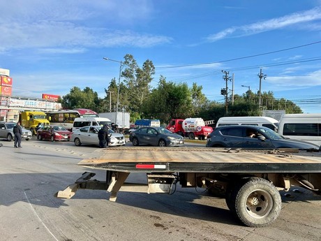 ¡Precaución! Cierre vial en Coacalco por volcadura de camión de carga