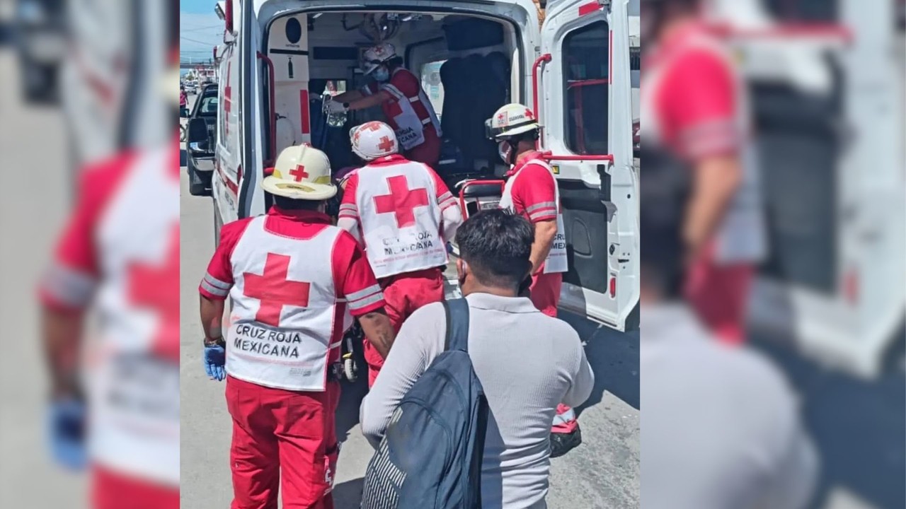 Una ambulancia llegó al lugar del incidente para trasladar a la víctima Foto: Redes