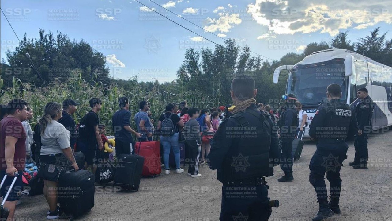 Estatales auxiliando a turistas varados en la súper carretera Durango-Mazatlán. Foto: Secretaría de Seguridad Pública.