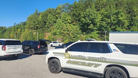 Autoridades en Kentucky buscan a hombre por tiroteo en carretera