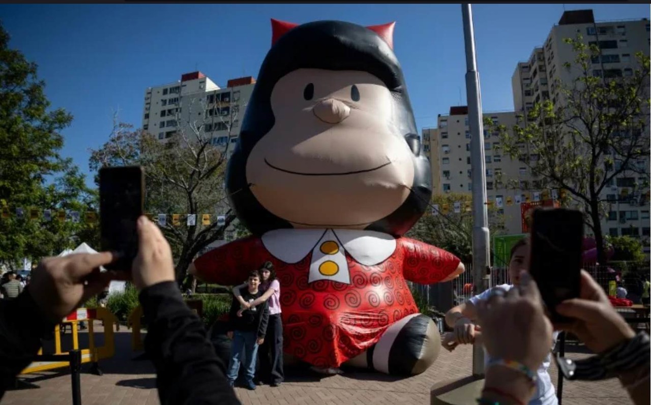 Figura inflable de 'Mafalda' en la plaza homónima de Buenos Aires, septiembre de 2024 (Foto. TOMAS CUESTA)