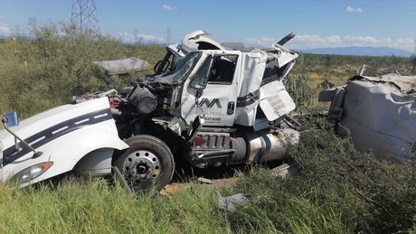 Pipa vuelca y derrama químico en carretera Monclova