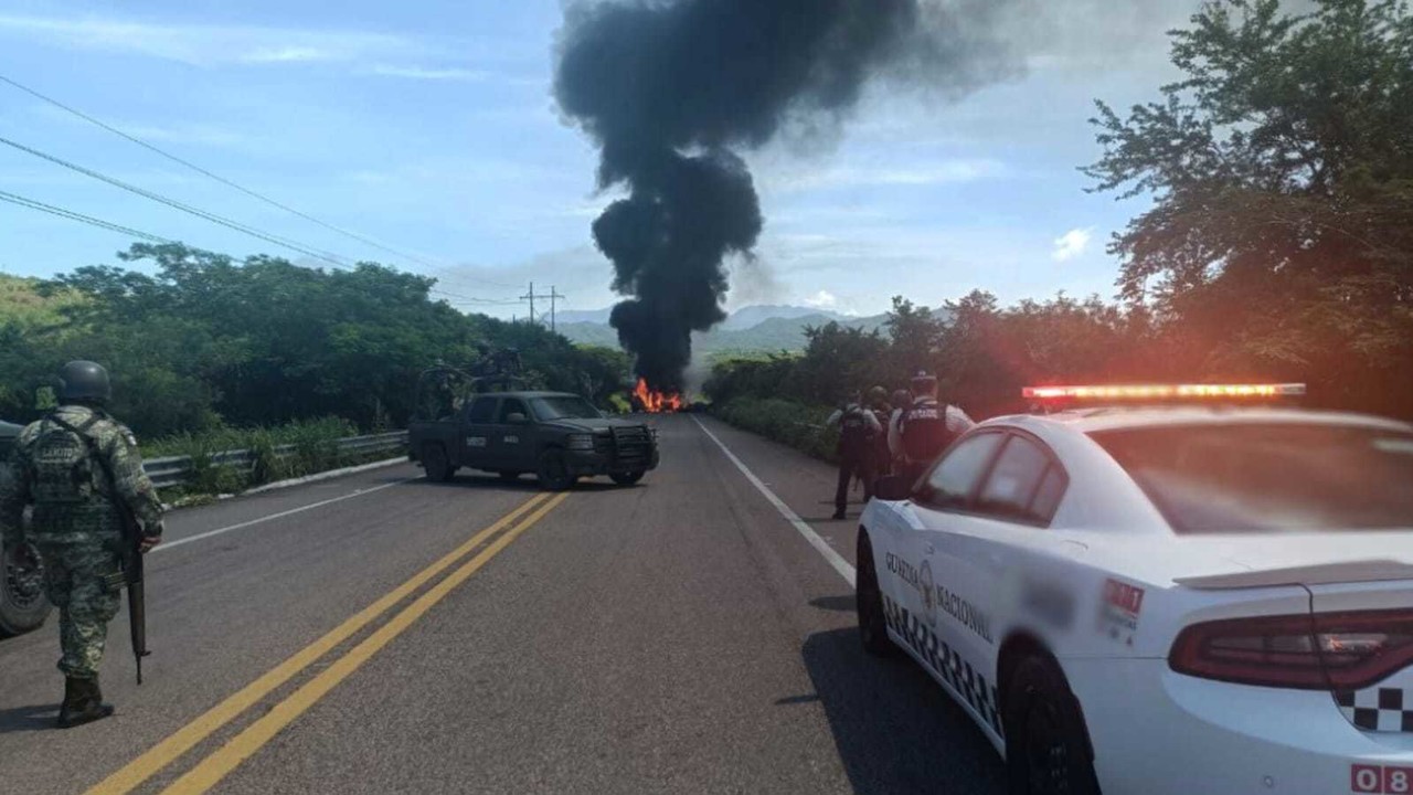 Se dio a conocer un nuevo cierre en la Supercarreterra Durango - Mazatlán, debido al incendio de un vehículo. Foto: X/ @GN_Carreteras.