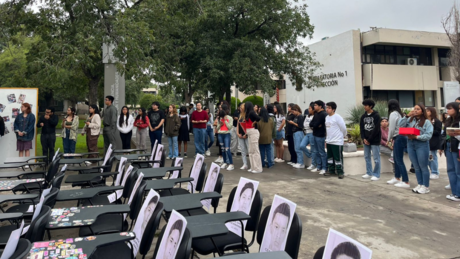 Conmemoran a los 43 de Ayotzinapa con emotiva ceremonia en la UAdeC 