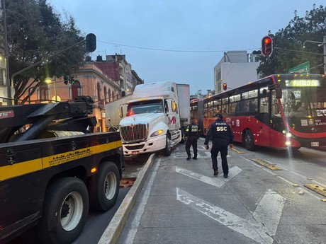 Tráiler causa bloqueo en carril exclusivo del Metrobús en Balderas