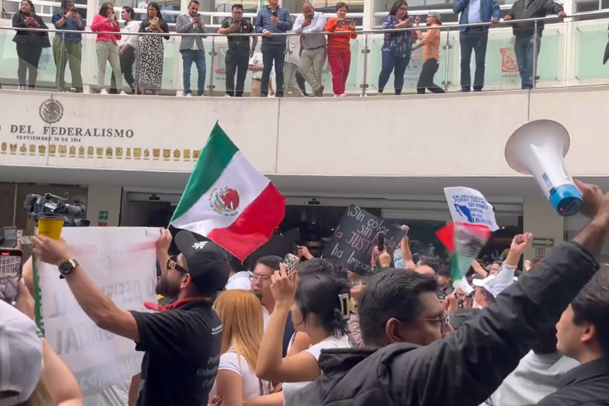 Manifestantes en el Senado.   Foto: Captura