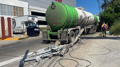 Pipa provoca caos al impactar postes y cableado de CFE en Tampico