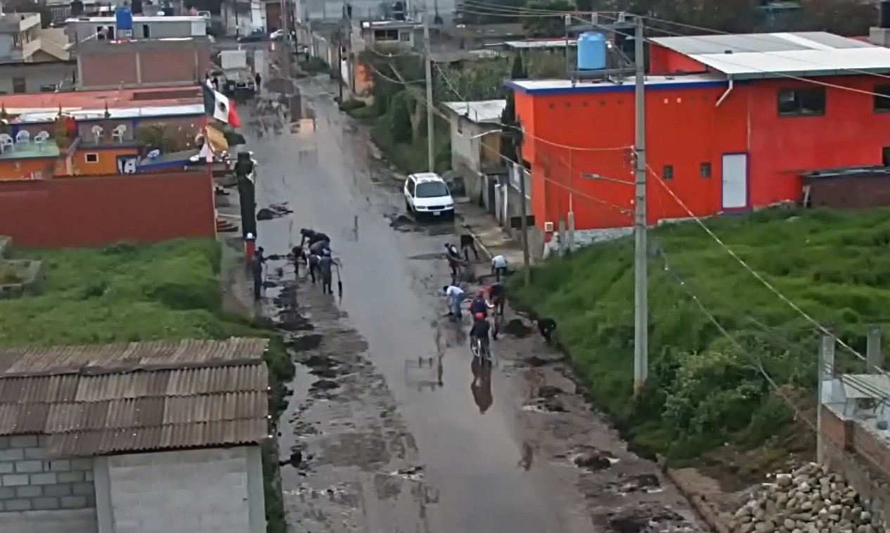 Personal municipal y estatal continúa con la limpieza de las calles de Amecameca. Imagen: GEM