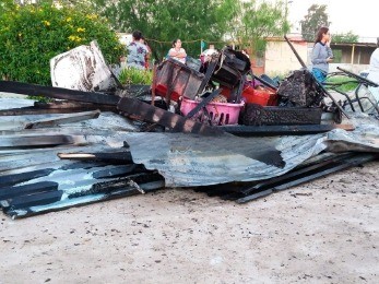 Alrededor de las 6:30 de la mañana de este lunes 23 de septiembre, se reportó un incendio en el tianguis de la Mujer Uno, ubicado en la calle Séptima y Avenida Las Torres, en la colonia El Olmos de Reynosa. Foto: Redes sociales