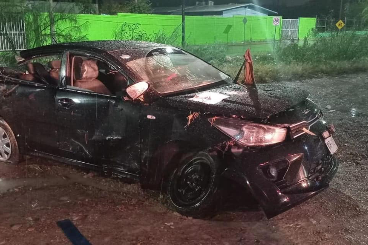 El vehículo quedó atascado en un canal a cielo abierto tras una intensa lluvia que inundó las vialidades de la zona. Foto: Voz Popular Lare2