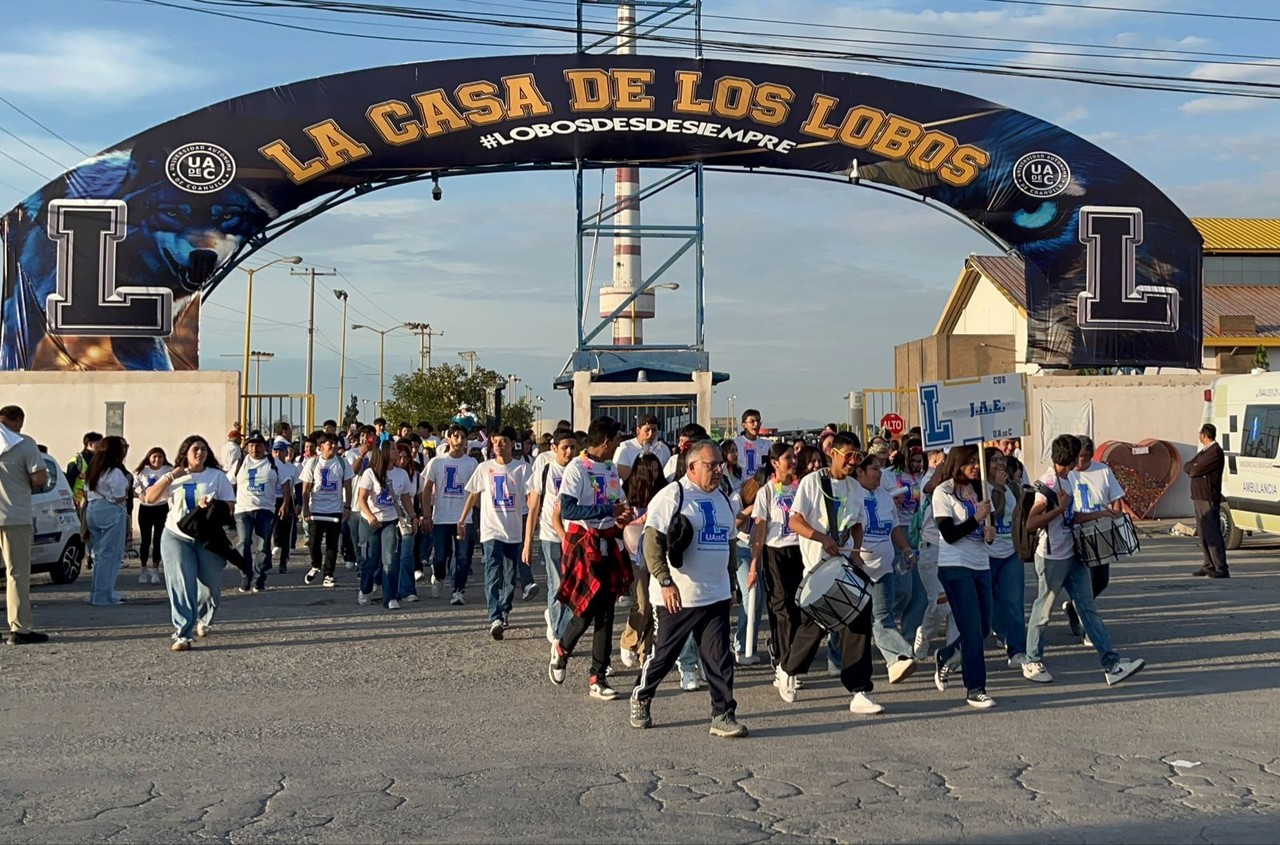 Los estudiantes durante el desfile. (Fotografía: Leslie Delgado)