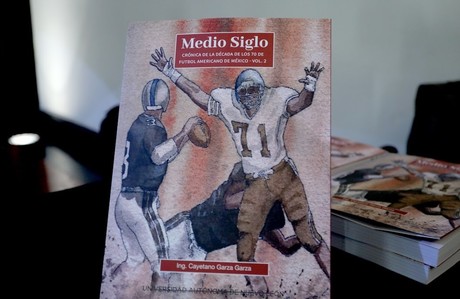 Presenta UANL libro sobre la historia del fútbol americano en México