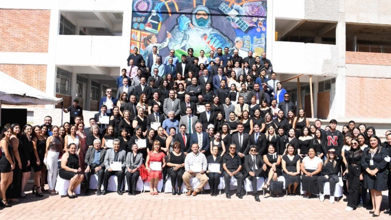 En el marco de dichos festejos, el Rector de la Universidad, Rubén Solís Ríos, acompañó a docentes y estudiantes de Ciencias Químicas en la develación del mural 'Cambios sociales y Transformaciones materiales'. Foto: Facultad de Ciencias Químicas Durango, 