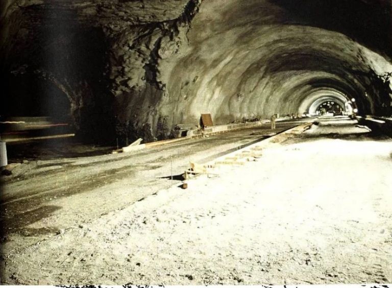 Túnel de la Loma Larga al iniciar su construcción. Foto: X @cesarmty.