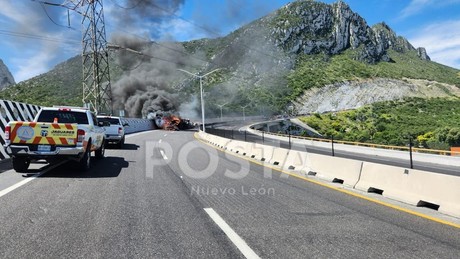 Continúa cerrada autopista Saltillo-Monterrey en ambos sentidos