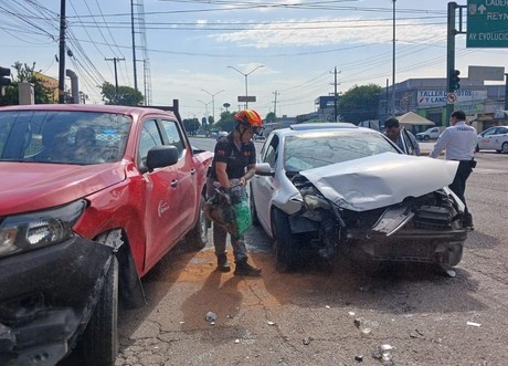 Chocan dos autos en la colonia Tacubaya