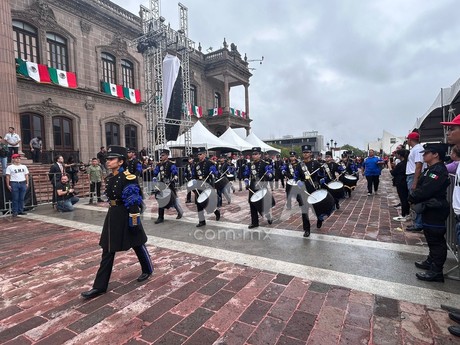 Muestran artillería por aire y tierra en desfile cívico-militar en Monterrey