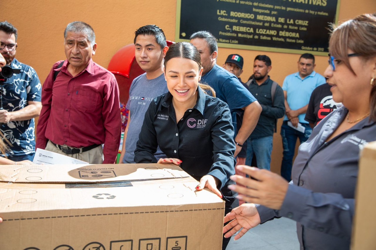 Autoridades del municipio de Salinas Victoria hicieron entrega de apoyos de electrodomésticos a las familias afectadas por las lluvia. Foto. Cortesía