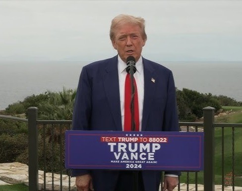 Donald Trump en conferencia de prensa desde Los Ángeles, California. Foto: YouTube ABC News.