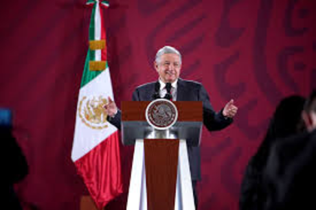 López Obrador rechaza que su nombre se inscriba en letras de oro