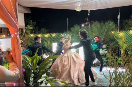 Mujer celebra sus 50 años con fiesta temática de quinceañera (VIDEO)