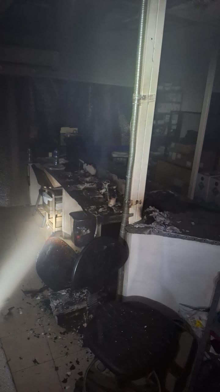 Al arribar el personal de Bomberos Nuevo León para proceder a revisar el sitio, encontraron el fuego en el área de cocina misma que quedó consumida. Foto: Diego Beltrán.