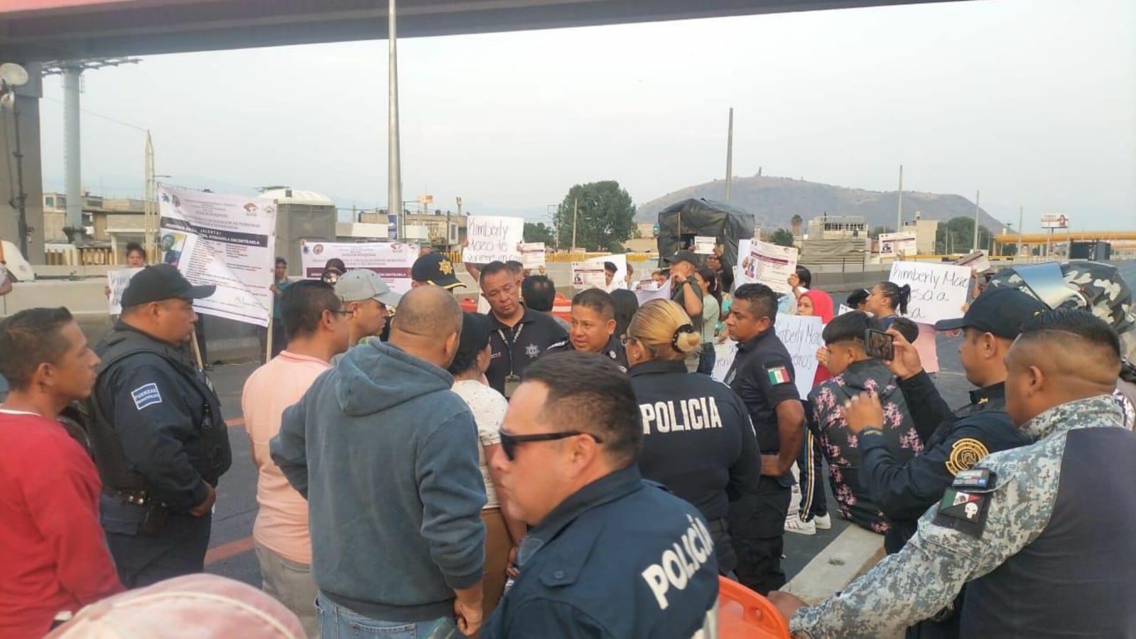 Colapsan la México-Puebla, exigen localizar a una menor desaparecida. Foto: Cortesía