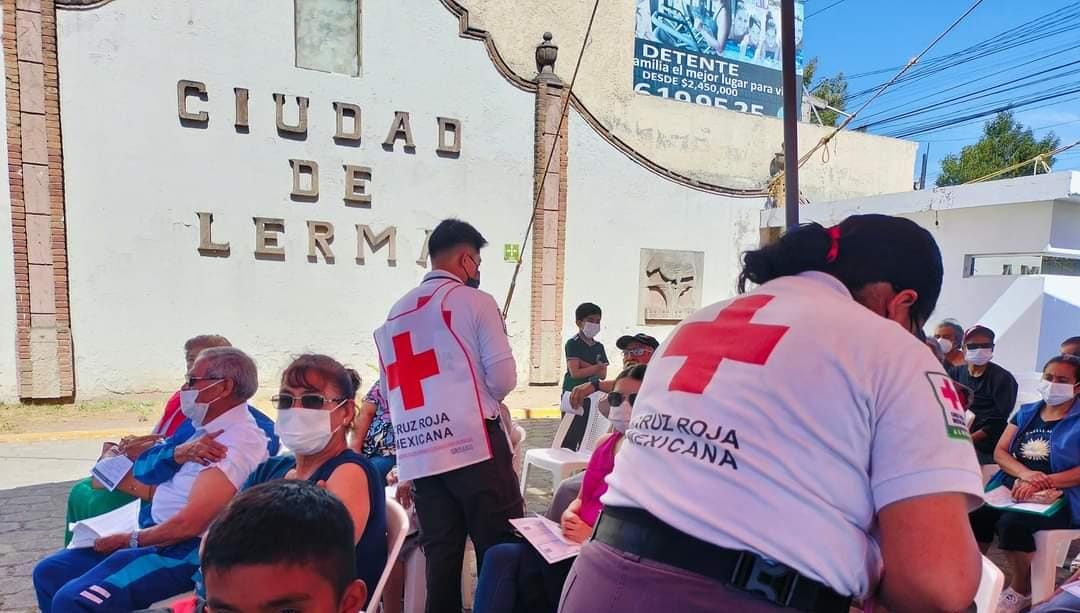  Cruz Roja aplica vacunas contra Covid-19 en Lerma. Foto: @DIFLerma 2022-2024