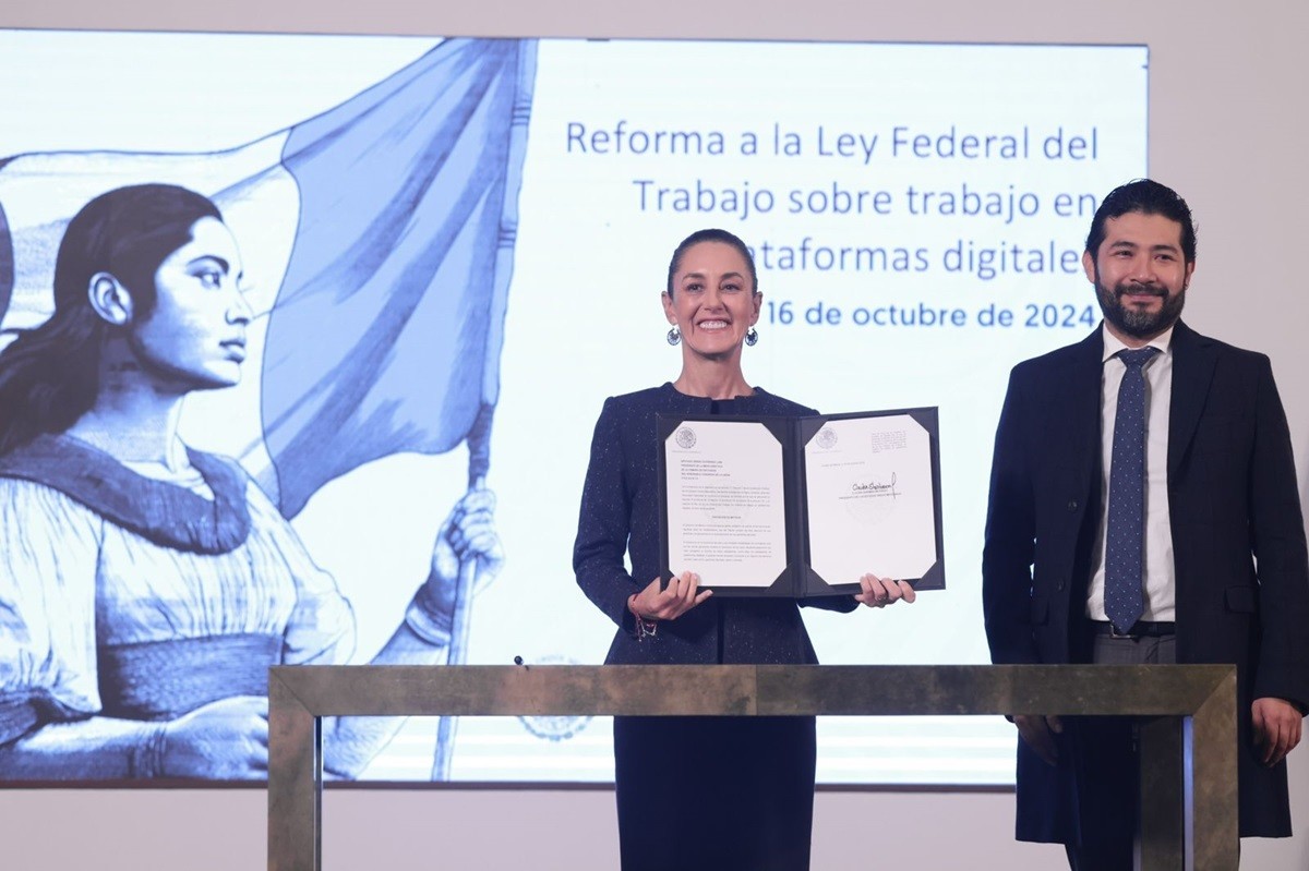 La presidenta de México, Claudia Sheinbaum, tras la firma de decreto laboral para trabajadores de plataformas digitales. Foto: Gobierno de México