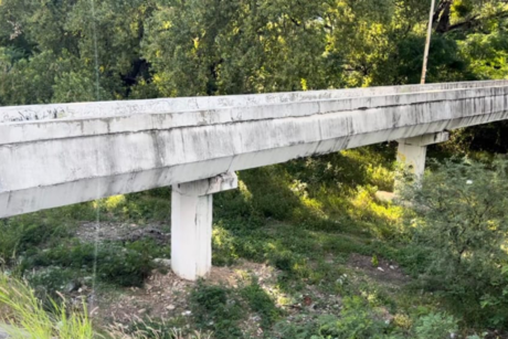 ¡Qué miedo! Puente peatonal del Río San Marcos se cae a pedazos