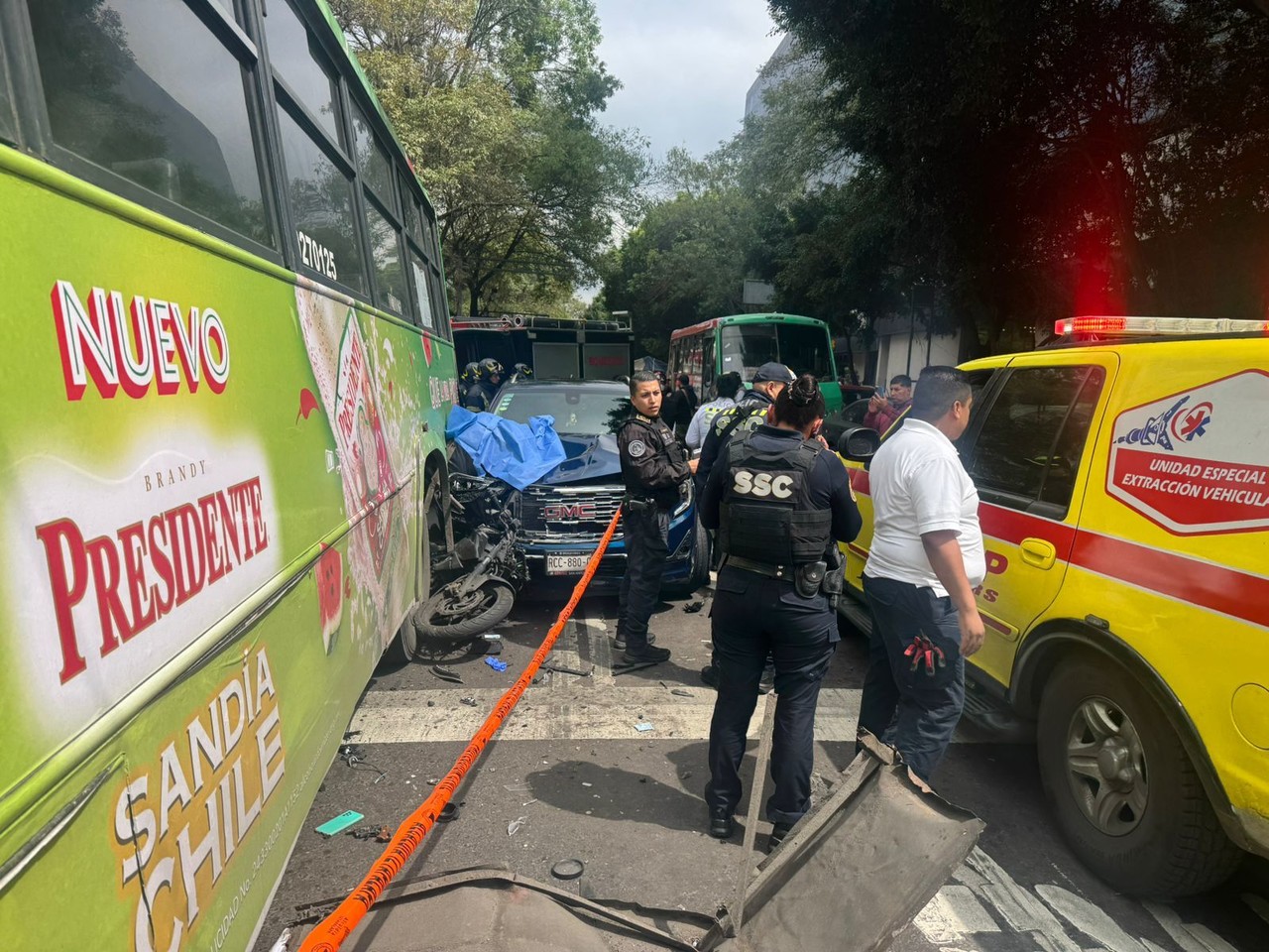 Así quedó la motocicleta y camioneta tras el impacto del conductor con un camión. Foto: Ramón Ramírez