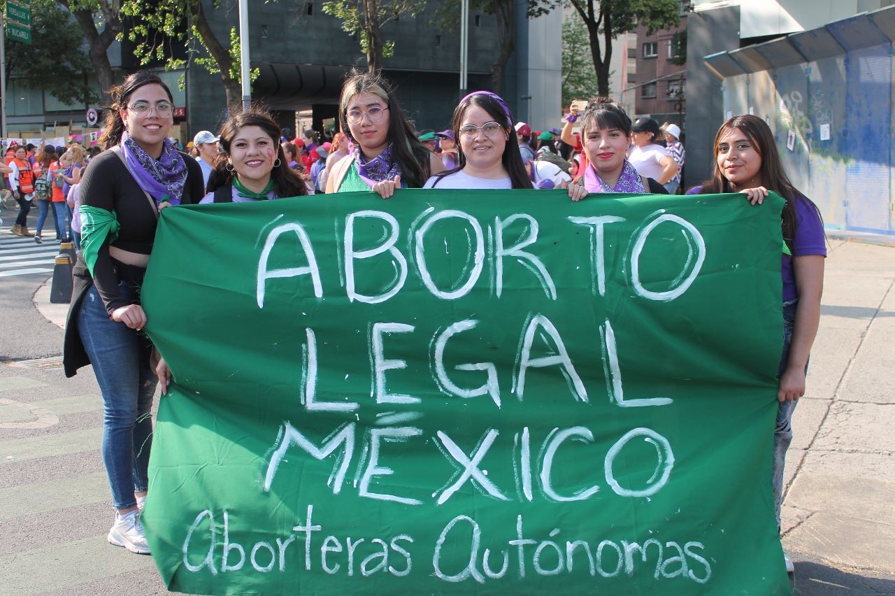 Mujeres manifestándose por el aborto legal en el país. Foto: @abortolegal_mx