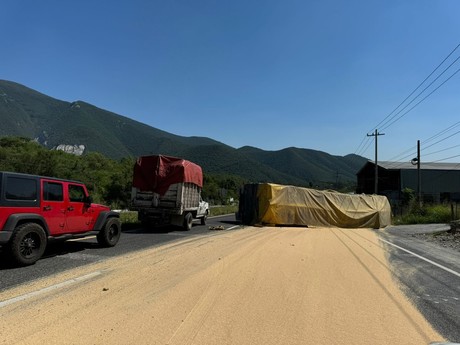 Tráiler pierde caja y provoca accidente en la Carretera Nacional en Allende