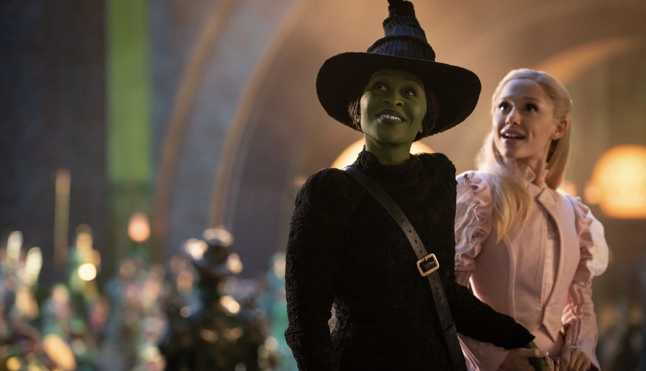 Ariana Grande y Cynthia Erivo interpretan a Glinda y Elphaba en 'Wicked'. Foto: Universal Pictures