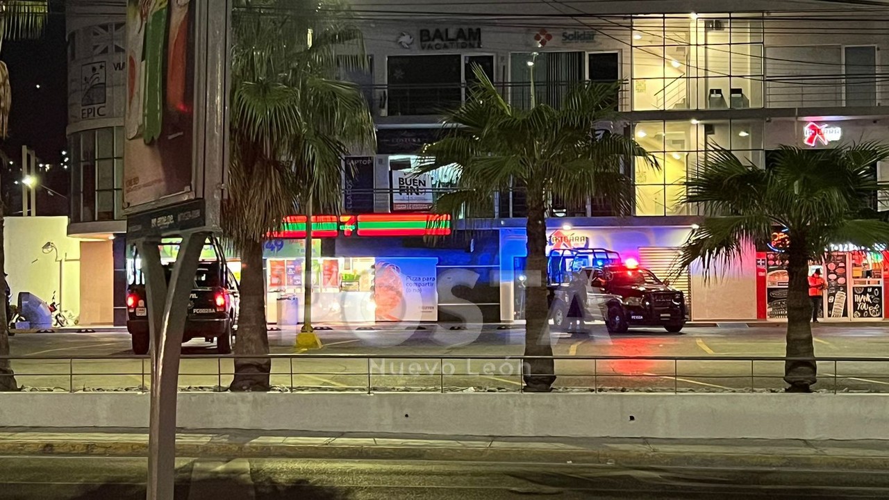 Policías de Fuerza Civil y del municipio de Monterrey en la zona del tiroteo. Foto: POSTA MX.