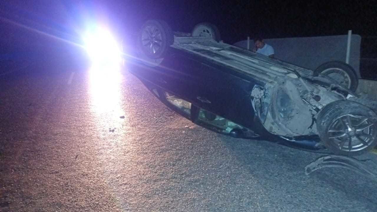 La circulación en el carril de norte a sur de la Carretera Federal 85 se encuentra parcialmente bloqueada debido a una volcadura registrada en el kilómetro 120, a la altura del municipio de Mainero. Foto: SSPT