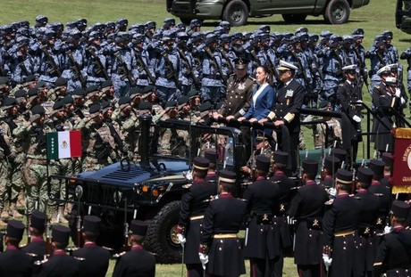 Claudia Sheinbaum, primera mujer en ser recibida por las Fuerzas Armadas