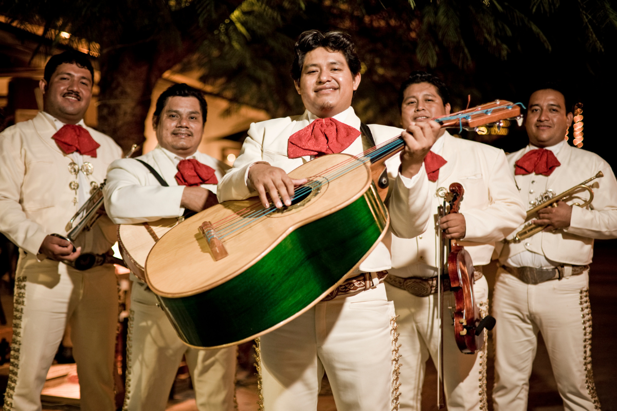 Mariachis tocando canciones mexicanas. Foto: Canva