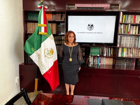 Condecoran a la Periodista Fernanda Familiar por la Academia Nacional de México