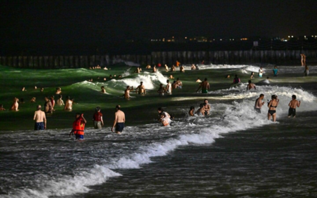 En Dubai deciden abrir las playas por la noche debido a las altas temperaturas