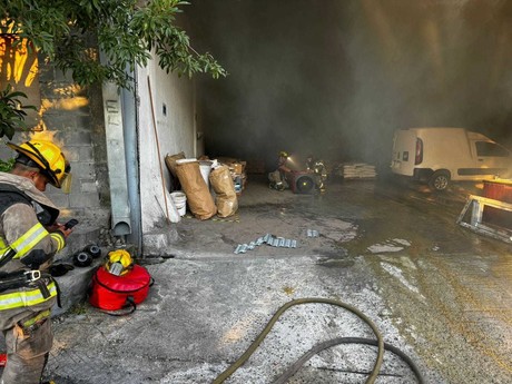 Sofocan incendio en bodega de alimento en Monterrey