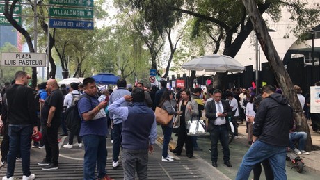 Trabajadores del PJF protestan frente al Senado con bandera tricolor