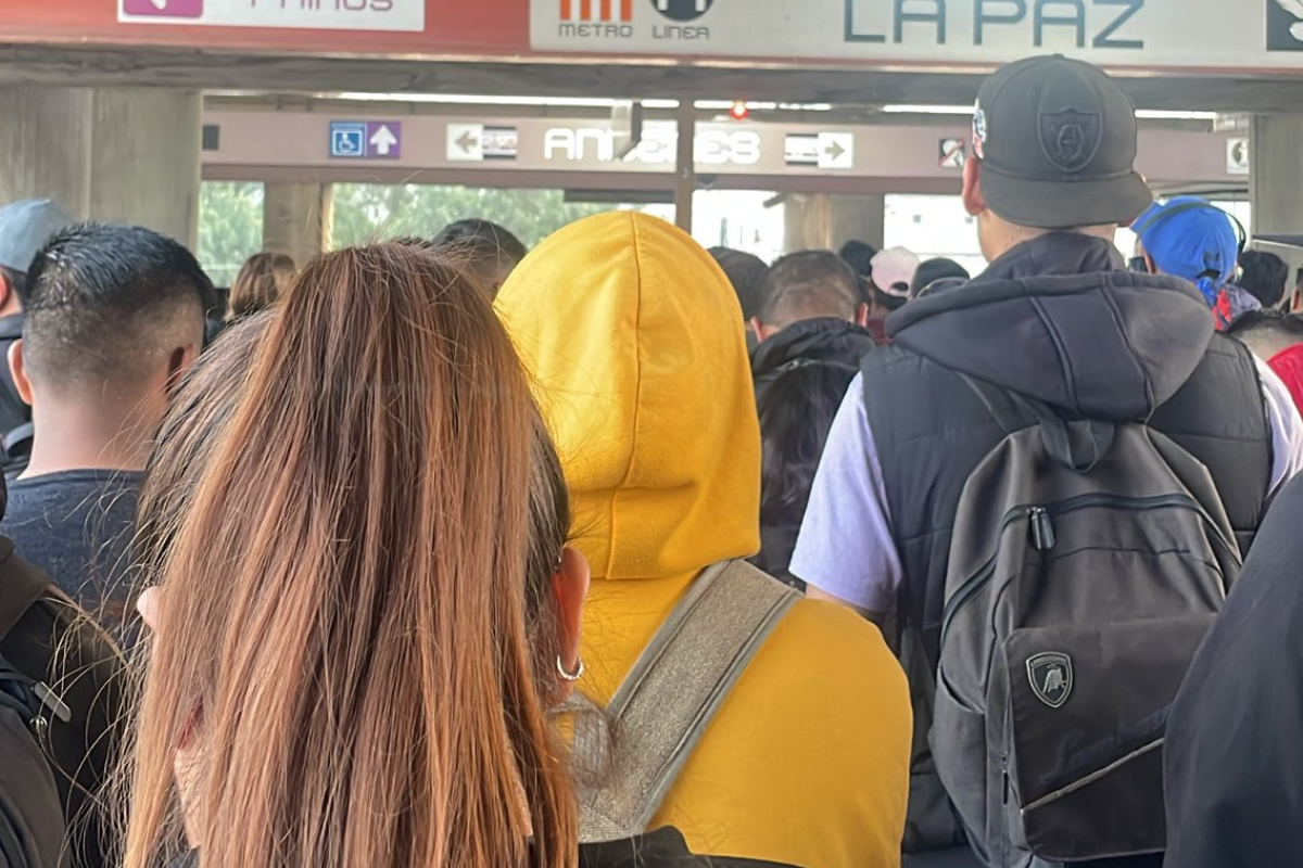 Alta afluencia de gente en estación La Paz, Línea a. Foto: @abiizuuu