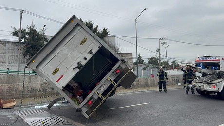 Camioneta de frutas y legumbres vuelca tras supuesta falla mecánica (FOTOS)