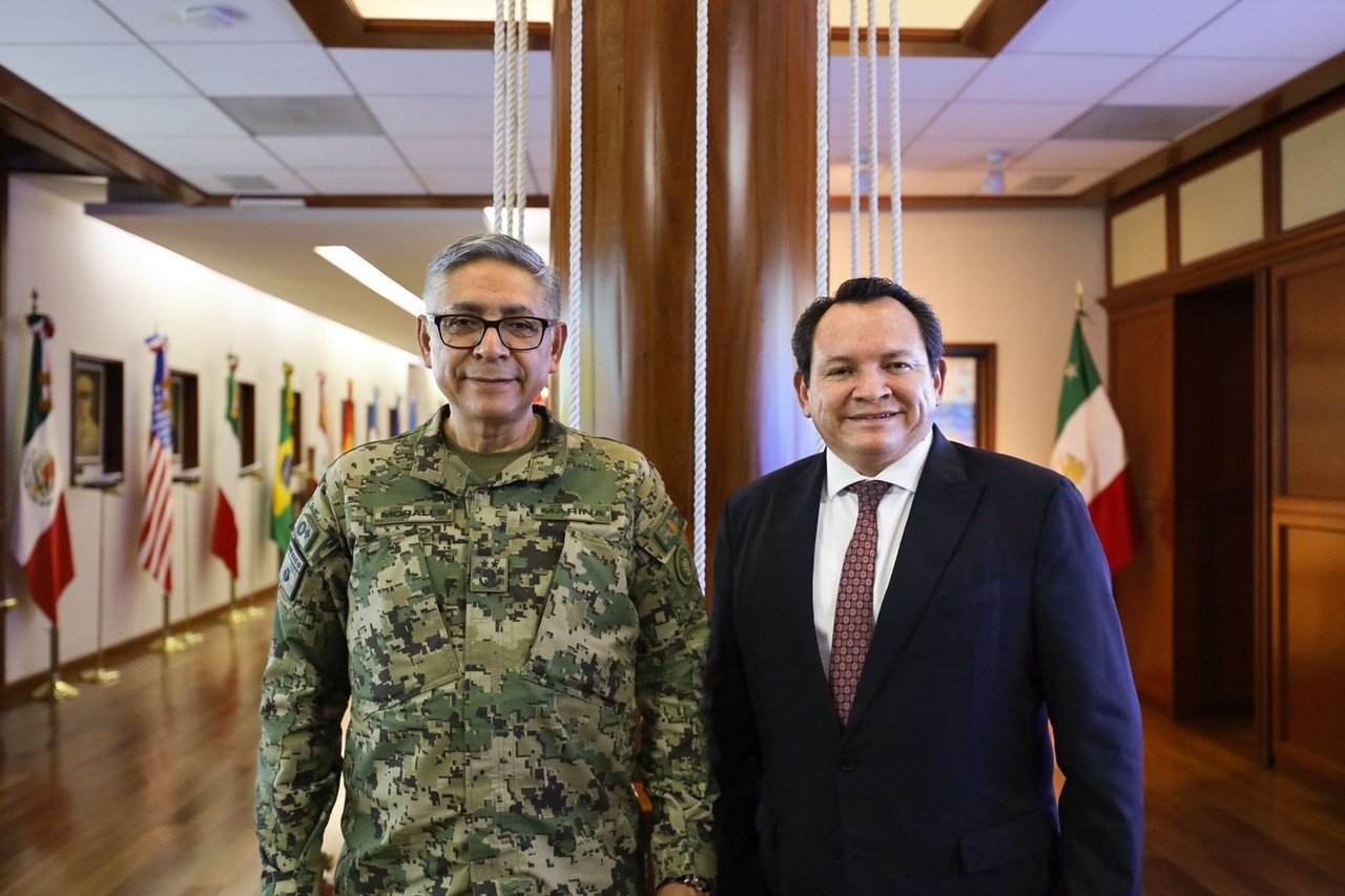 Joaquín Díaz Mena junto al almirante Raymundo Pedro Morales Foto: Cortesía